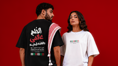 تيشيرت قصة الأردن من DINAR باللونين الأسود والأبيض مع عرض أمامي وخلفي
