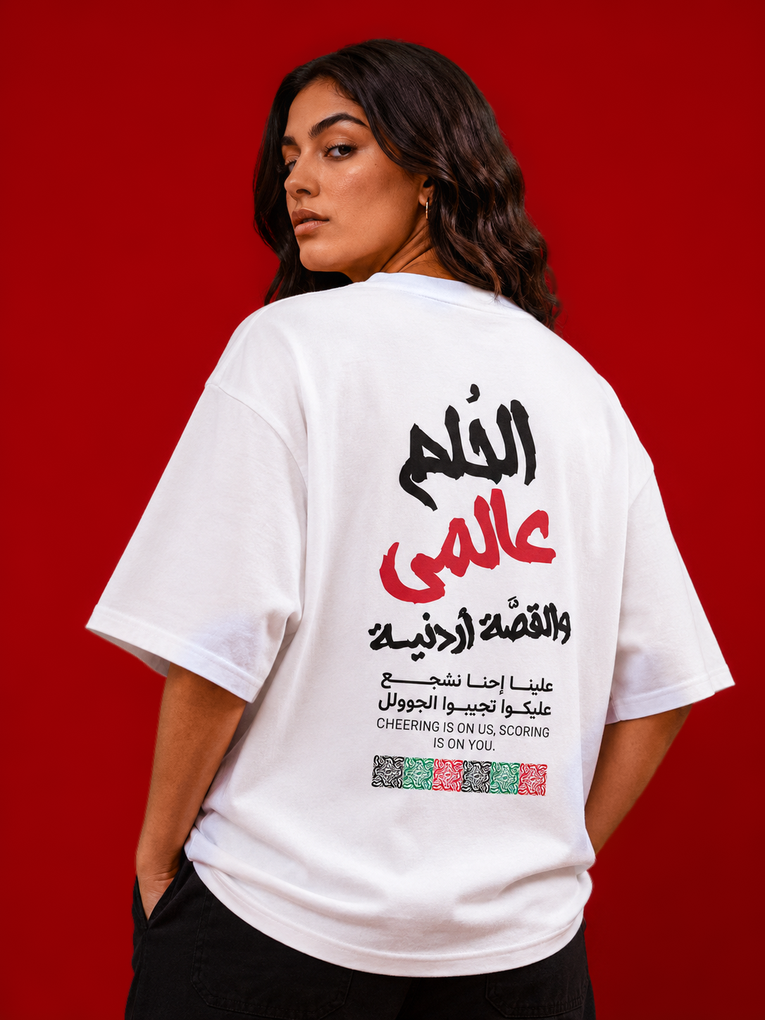 تيشيرت قصة الأردن الأبيض من DINAR - تفاصيل التصميم الخلفي